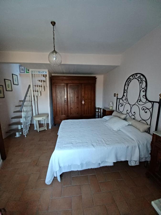 Casa Vacanze L'Acquerello Lari Exterior foto